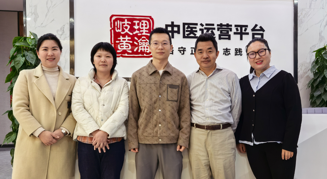 理瀹岐黄——以传统医理为本，融现代中医药贴敷技术，疏瀹气血，调和阴阳，扎根云南，辐射全国，致力于用东方医理和临床实践验证过的自然智慧，解构现代人生活的健康困局，让亚健康人群在绿色疗法中，收获身心的安适和滋养。
